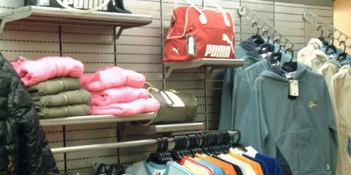 mural con fondo ranurado horizontal para estantes, barras de confeccion mensulas inclinadas para tienda de deporte