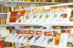 góndola con estantes para libro con separadores