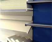 detalle de estanteria metalica, estantes rectos con fondo azul y estantes inclinados para revista, clasificadores revista y estante video