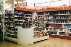 vista general de una libreria, papeleria con estanterias para revista y libros