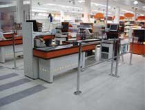 muebles caja y barras de cierre con banderolas para supermercado