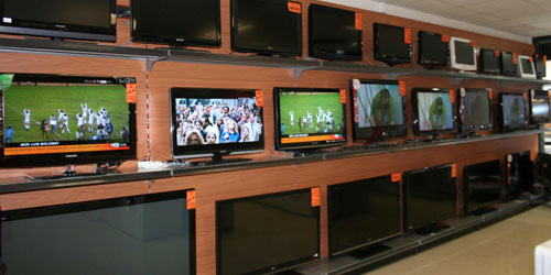 mural estanteria metalica con acabado imitacion madera para exposicion de televisores