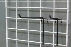 detalle de reja con ganchos simples